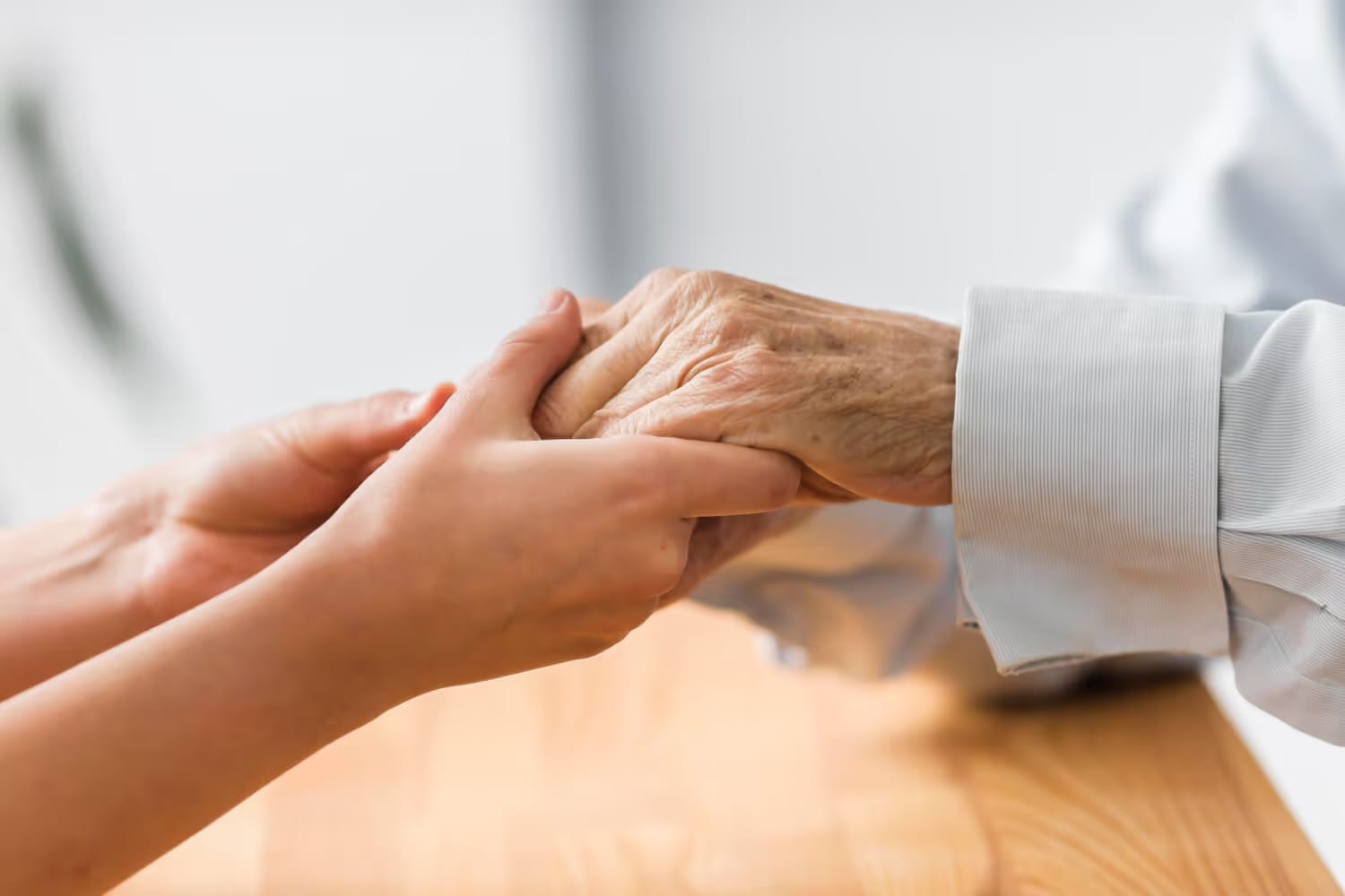 Plano de saúde deve garantir home care 24h a idosa com demência avançada