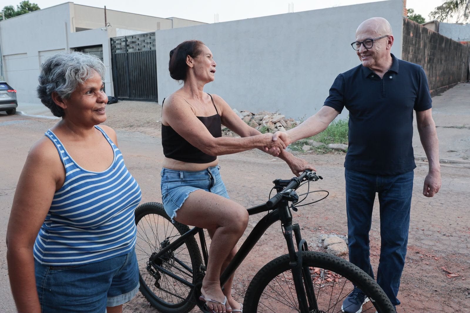 Pivetta visita bairro em que poço de água foi reativado em Várzea Grande