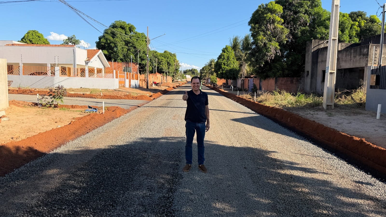 Qual rua de Barra do Bugres ainda não está asfaltada?