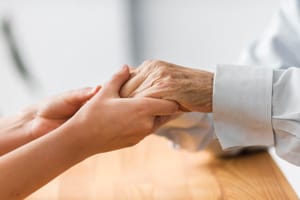 Plano de saúde deve garantir home care 24h a idosa com demência avançada