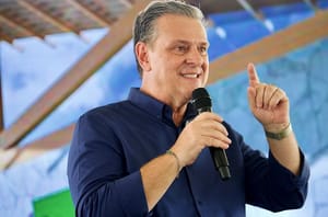 Fávaro vistoria obras e entrega de máquinas em sete cidades de MT