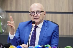 Pivetta descarta taxar energia solar e rejeita retomada de RGA da Covid aos servidores de MT