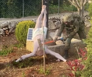 Exército de Israel vai investigar foto de soldado com marreta ao lado de imagem de Jesus no Líbano