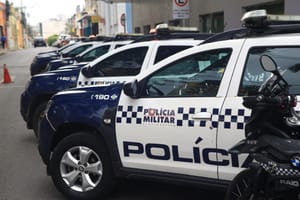 Suspeito de sequestro morre em confronto e dupla é presa durante ação da PM