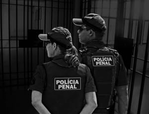 Justiça manda identificar e investigar policiais penais por suspeita de tortura em MT