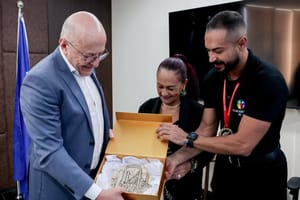 Grupo Flor Ribeirinha entrega medalha a Pivetta