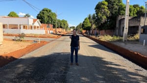 Qual rua de Barra do Bugres ainda não está asfaltada?