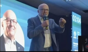 Pivetta manda "direta" a servidores que ganham R$ 40 mil e sugere setor privado a quem quer mais